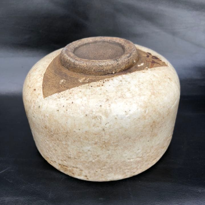 古美術◼️蔵からかなり雰囲気のある釉薬ドロドロの謎の図柄の抹茶茶碗が出て来ました。