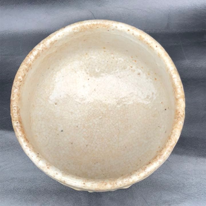 古美術◼️蔵からかなり雰囲気のある釉薬ドロドロの謎の図柄の抹茶茶碗が出て来ました。