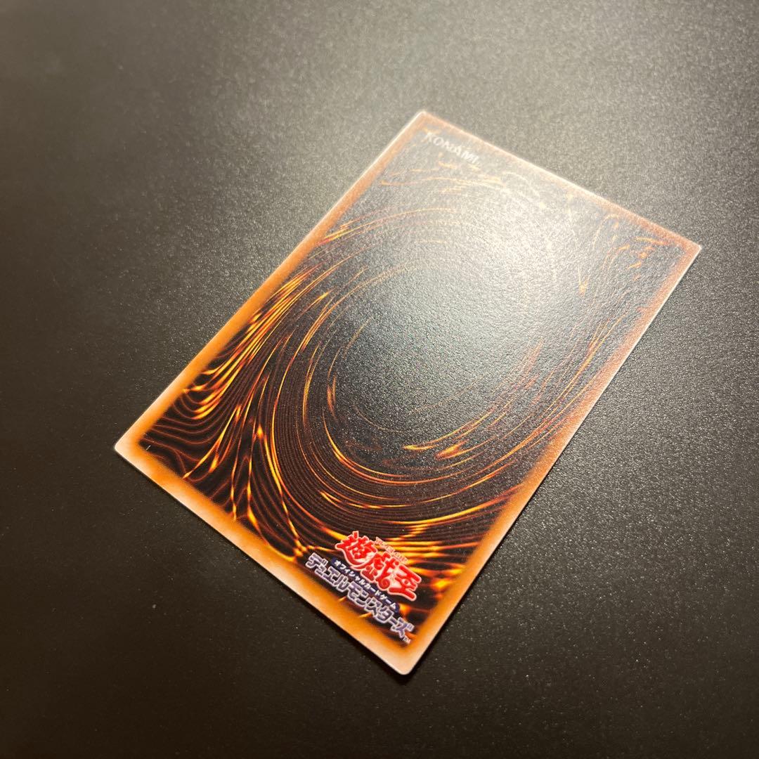 遊戯王カード ブラック・マジシャン（レリーフ）