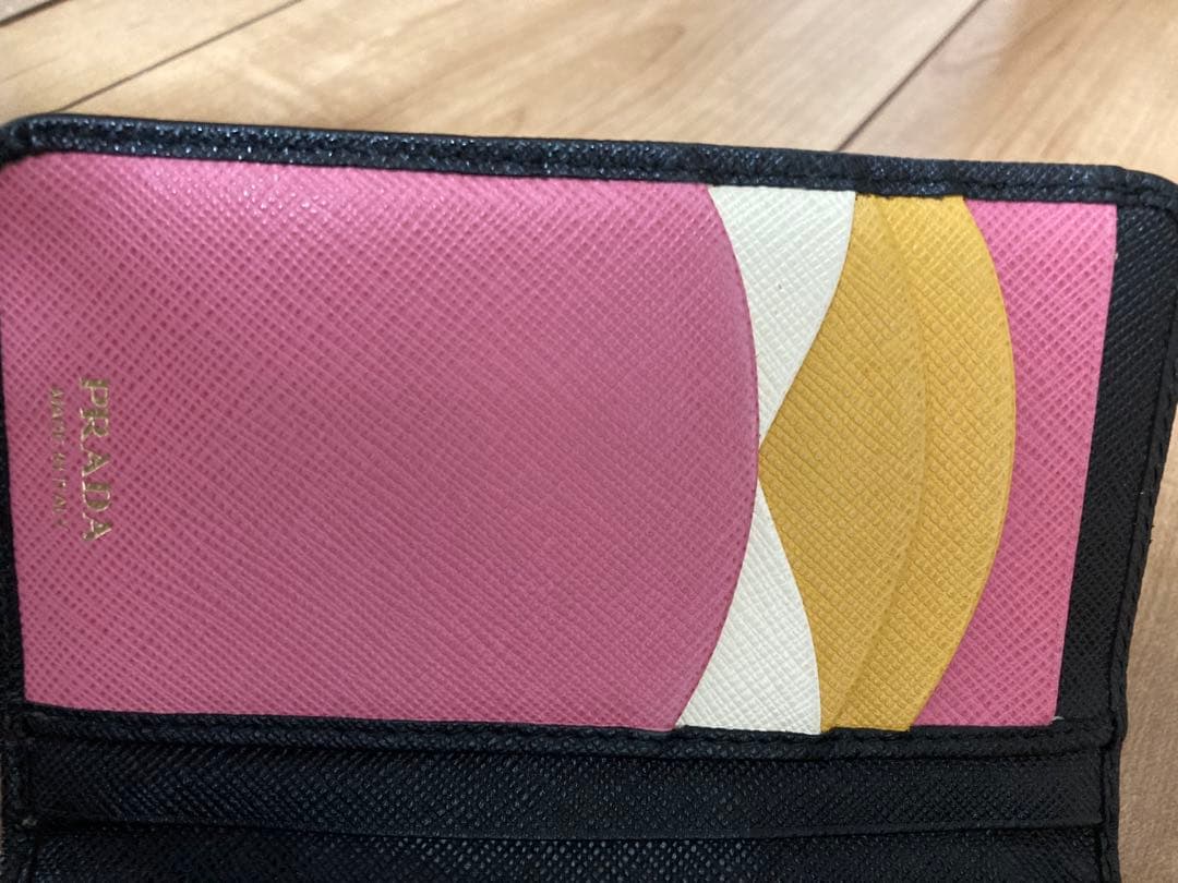 PRADA ブラック サフィアーノレザー 二つ折り財布
