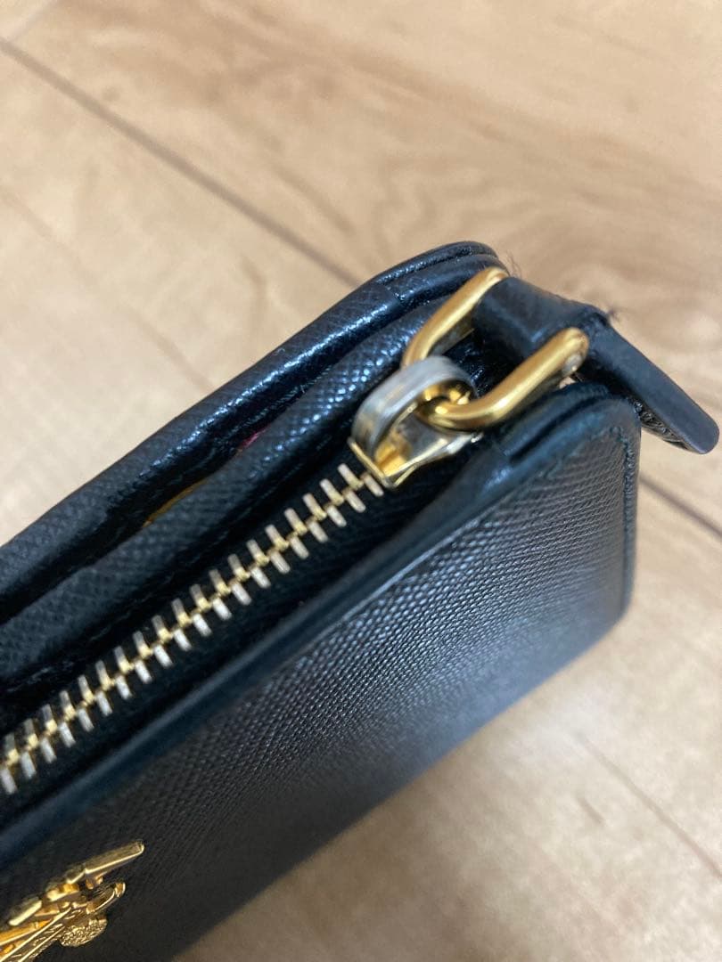 PRADA ブラック サフィアーノレザー 二つ折り財布