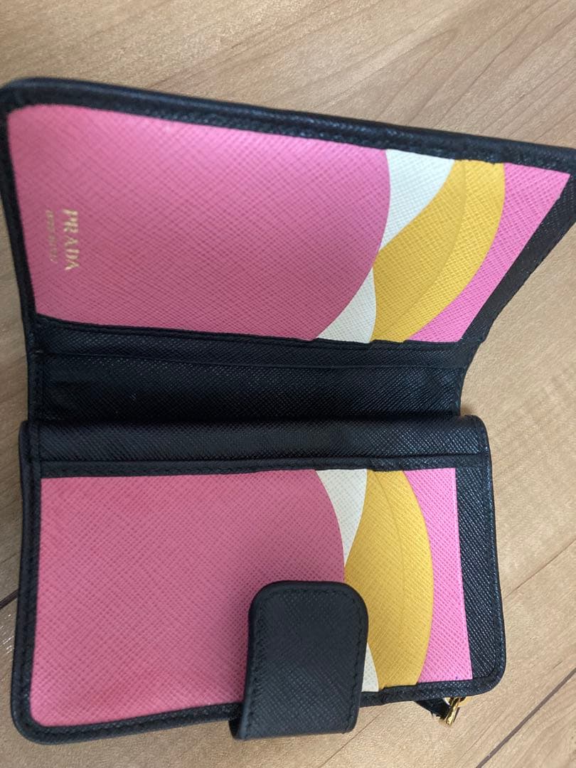 PRADA ブラック サフィアーノレザー 二つ折り財布