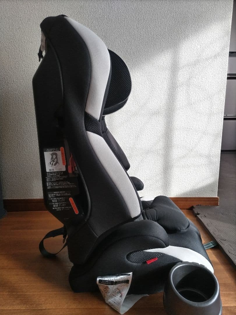 [引取り限定]Combi ジュニアシート ブラック/ホワイト カップホルダー付き