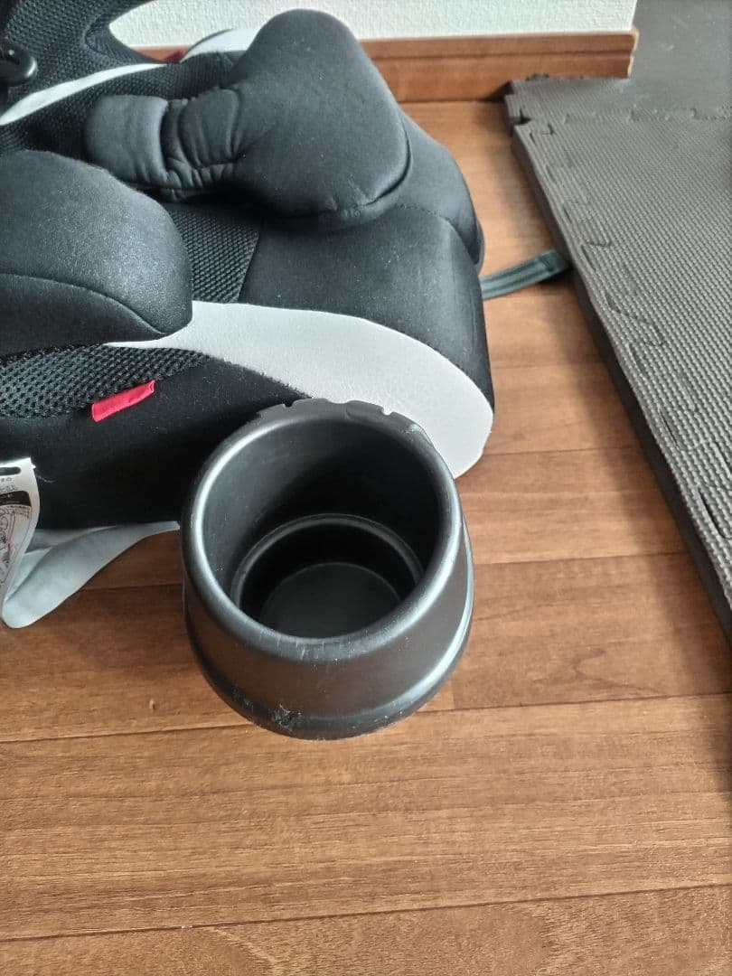 [引取り限定]Combi ジュニアシート ブラック/ホワイト カップホルダー付き