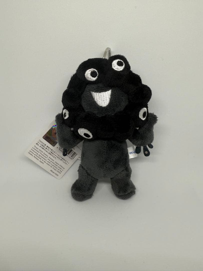 新品未使用タグ付き 黒ミャクミャクカラビナ付きマスコット 立ち