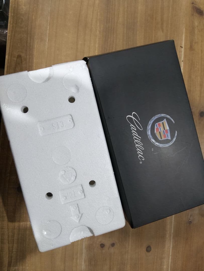 1/18 キャデラック　CTS　セダン　ディーラー品　ミニカー　レッド