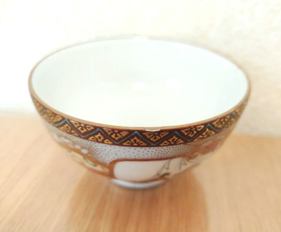 お値下げしました、九谷　人物・花鳥湯呑、煎茶碗 大日本九谷製　傷あり