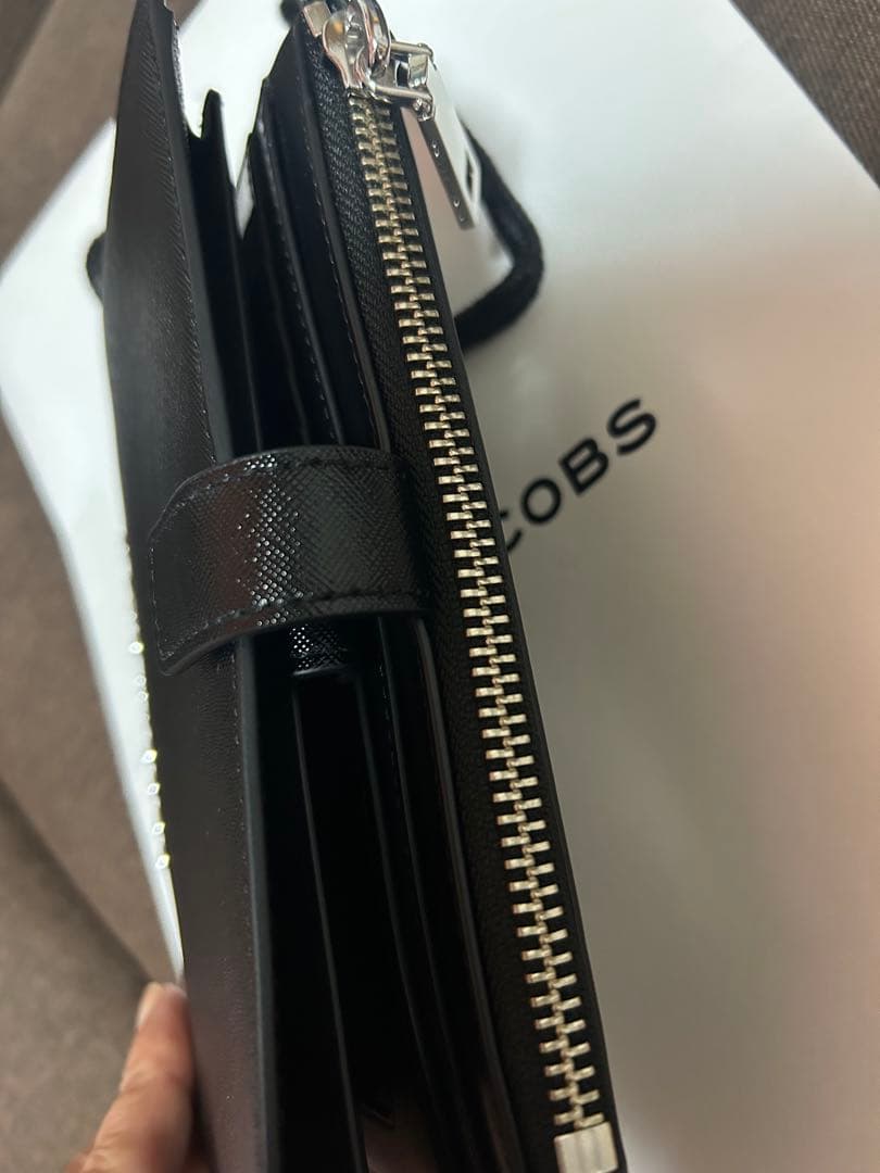新品　MARC JACOBS 黒 二つ折り財布　フォンリストレット