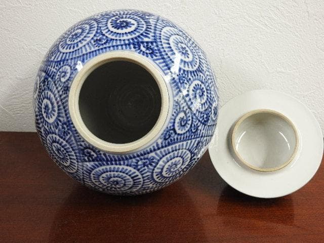 伊万里　鮹唐草　蓋付壺　M641