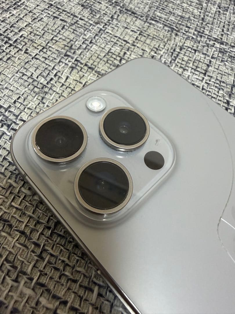 iPhone15pro ナチュラルチタニウム 256GB 背面割れ