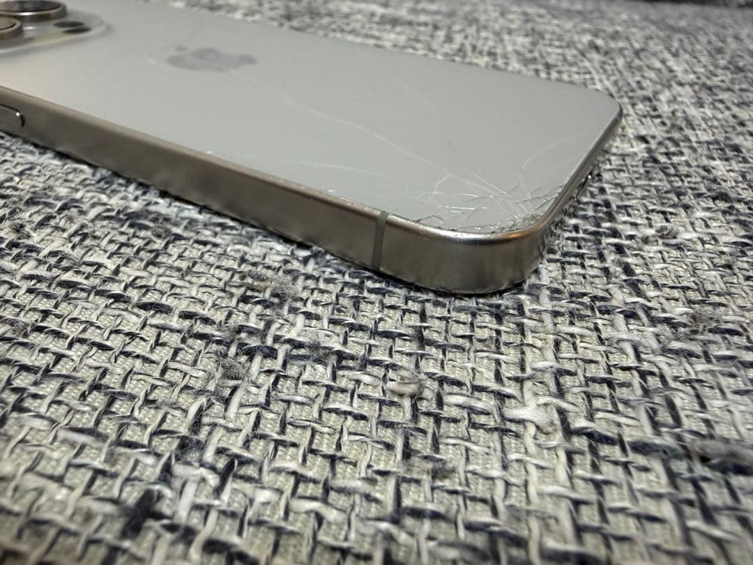 iPhone15pro ナチュラルチタニウム 256GB 背面割れ