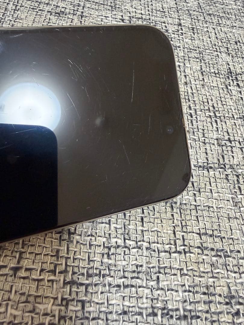 iPhone15pro ナチュラルチタニウム 256GB 背面割れ