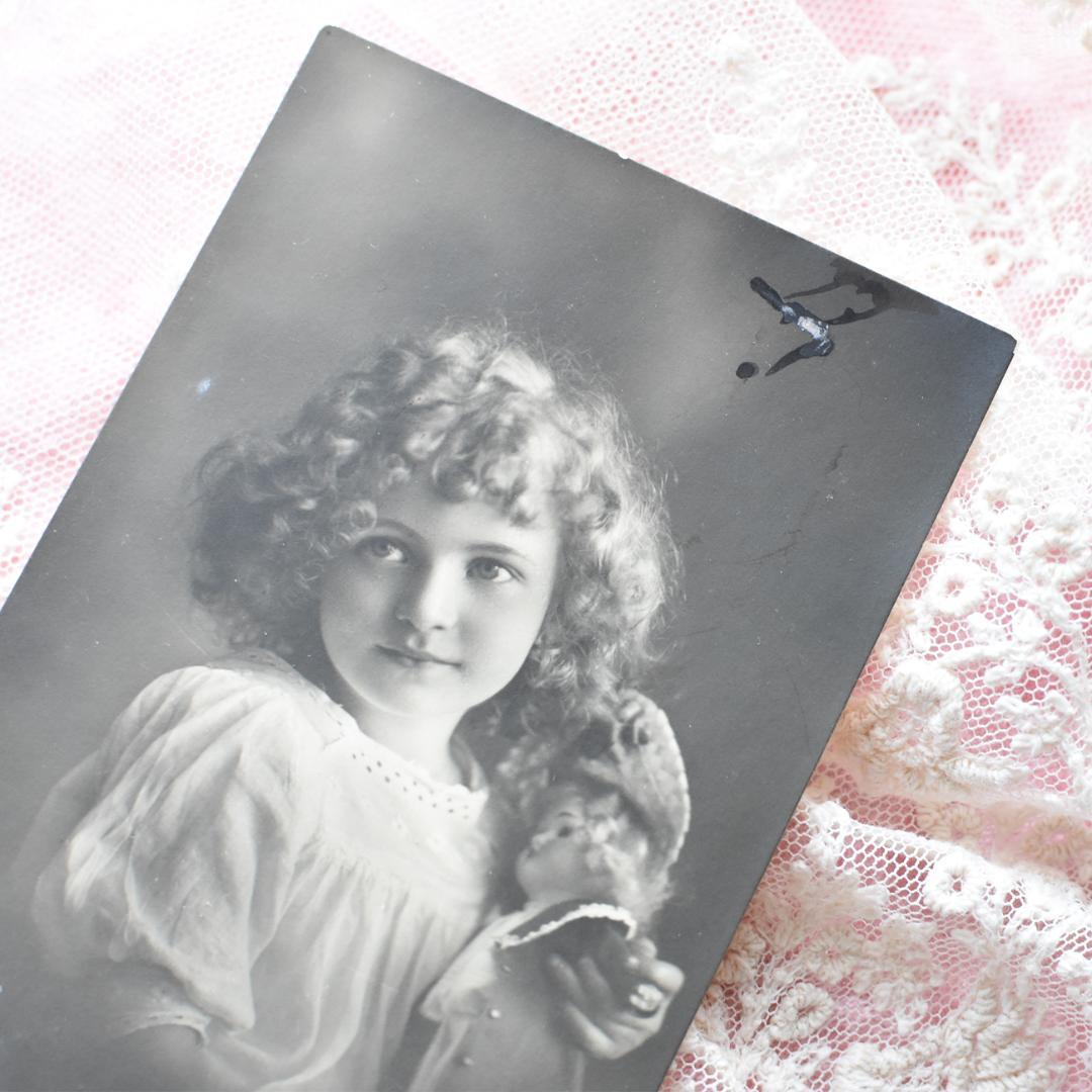 *アンティークポストカード　美しい少女とお人形　1912年*