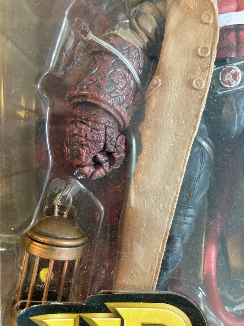 ヘルボーイ２ ７インチ フィギュア 負傷したヘルボール