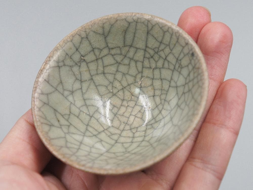 【瓷】　★ 瓷器 倣哥釉小盞 ★　作家物　貫入釉薬 落款在銘　東洋陶磁
