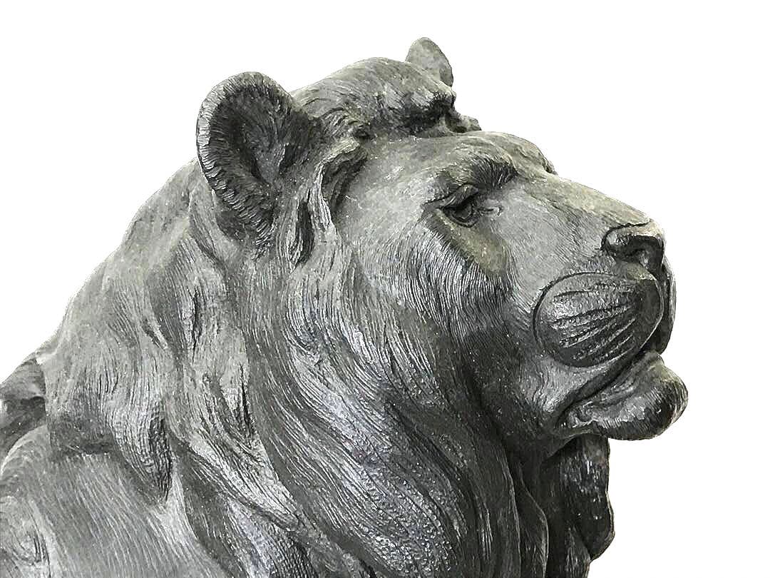 銅製:岩上ライオン置物