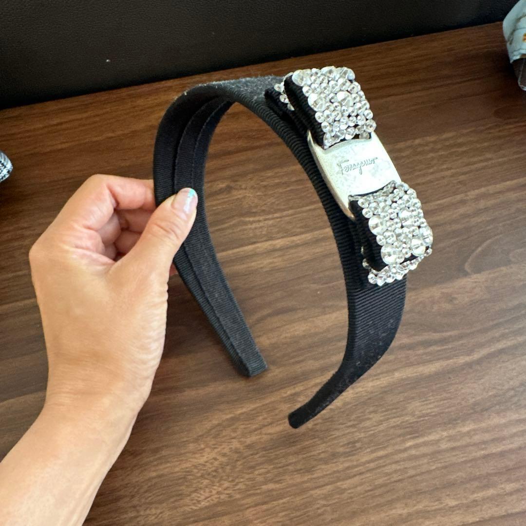 フェラガモストーン付きリボン ブラックカチューシャ