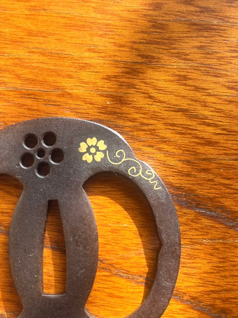 〈時代物〉鍔 刀装具 金象嵌 梅貫桜象嵌図