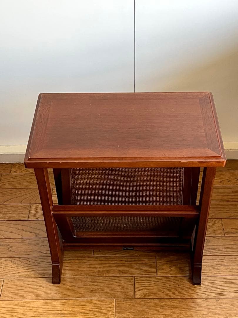 maruni木工製　ヴィンテージマガジンラックになります。 （地中海シリーズ）