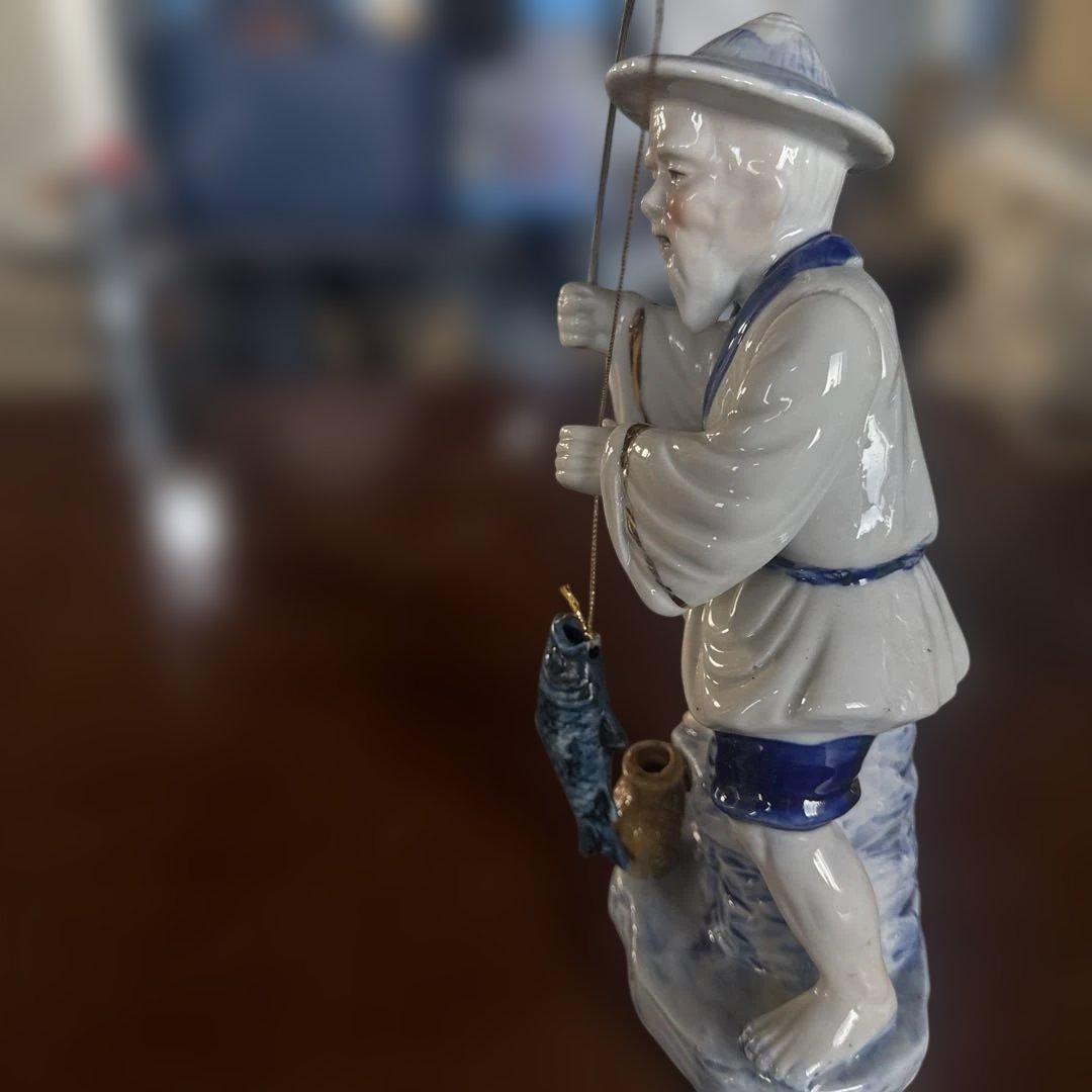 釣りをする老人の陶器像