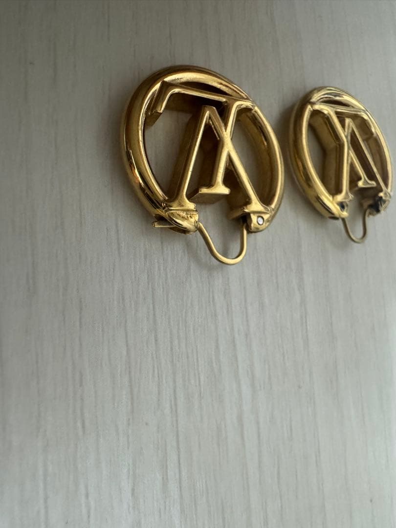 Louis Vuitton ゴールドロゴピアス