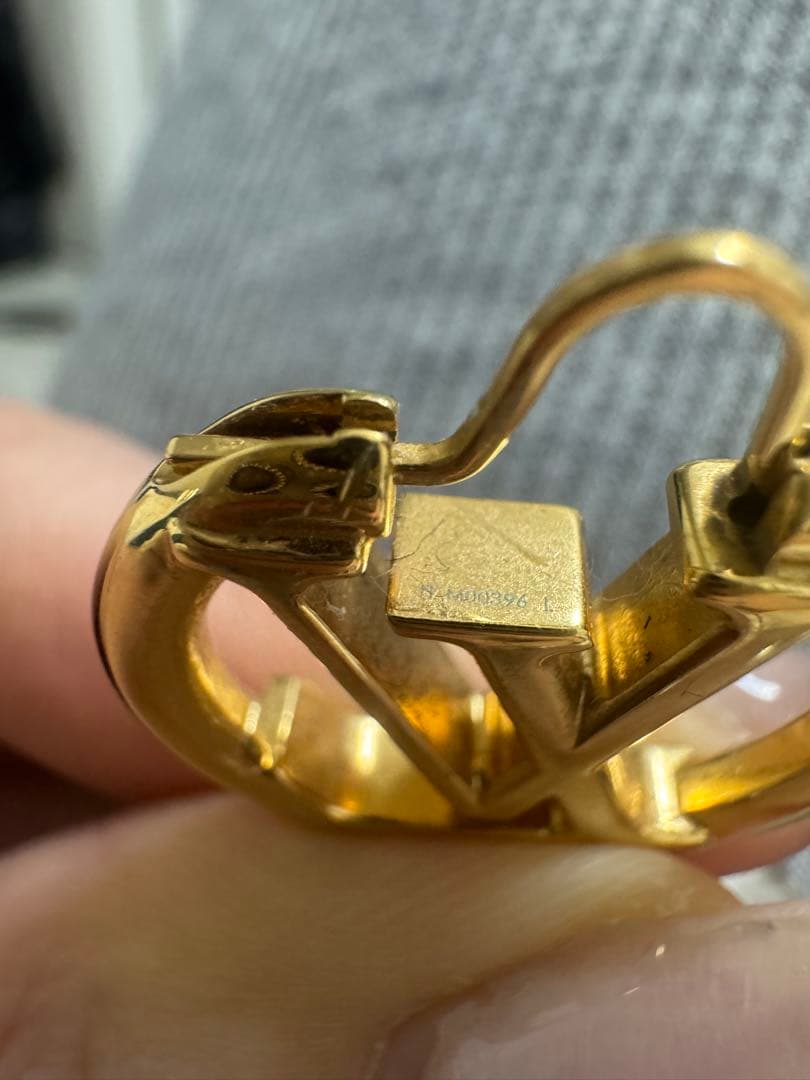 Louis Vuitton ゴールドロゴピアス