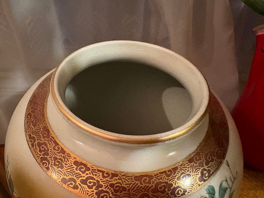 孔雀と花の装飾 陶器の花瓶　九谷焼