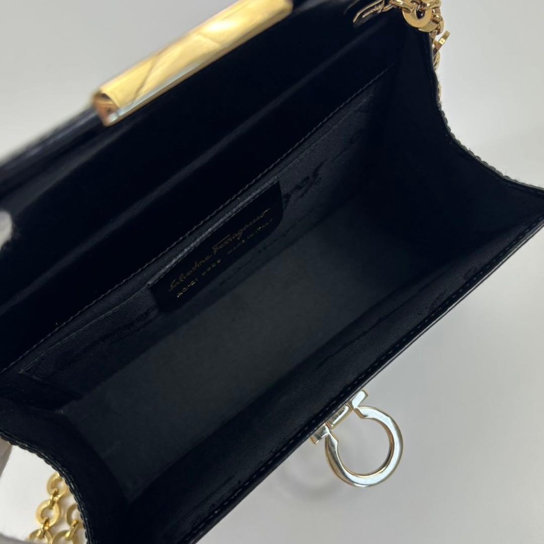 専用フェラガモ チェーン ミニ ショルダーバッグ ガンチーニ レザー 黒