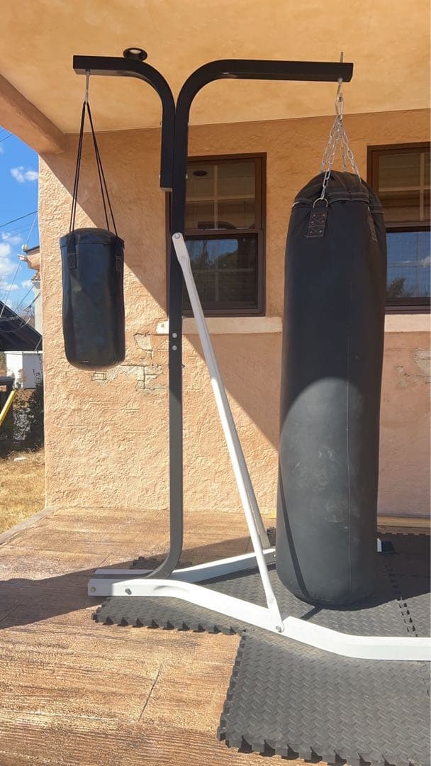 ボディデザイン　サンドバッグ スタンド付き