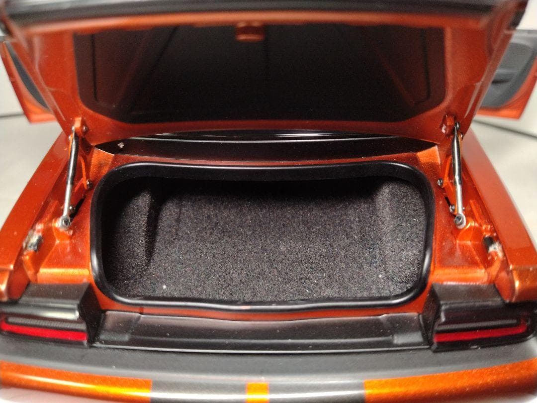 27　オートアート　1/18　ダッジチャレンジャー　SRT HELLCAT