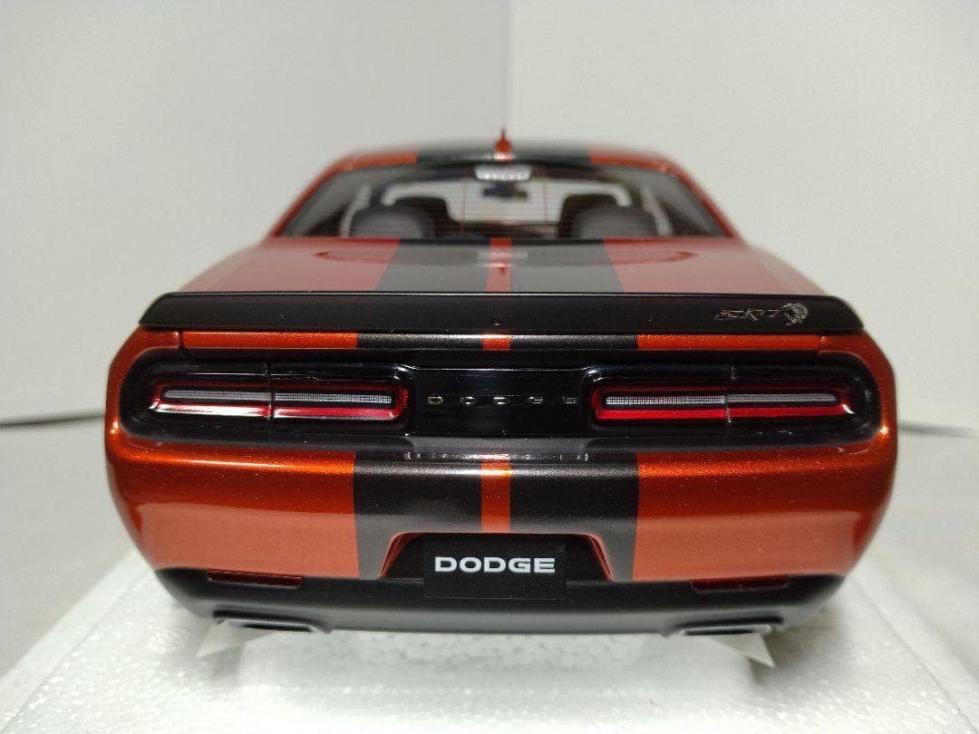 27　オートアート　1/18　ダッジチャレンジャー　SRT HELLCAT