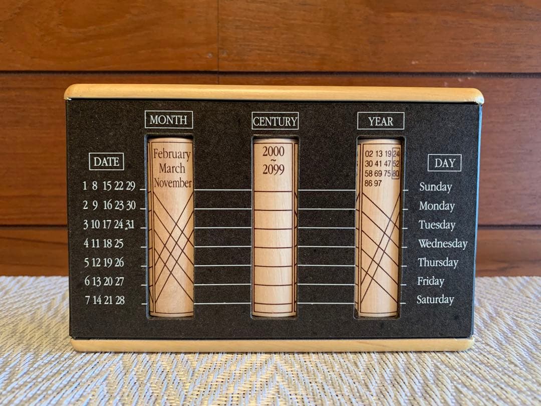 ユニークな永久カレンダー　木製　過去や未来の曜日を簡単に調べられる　フランス製