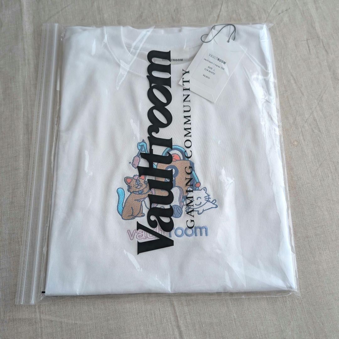 Lサイズ vaultroom × nqrse TEE / WHITE