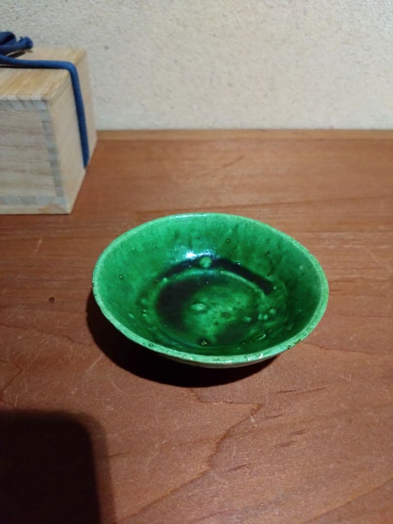 緑色の陶器製浅皿