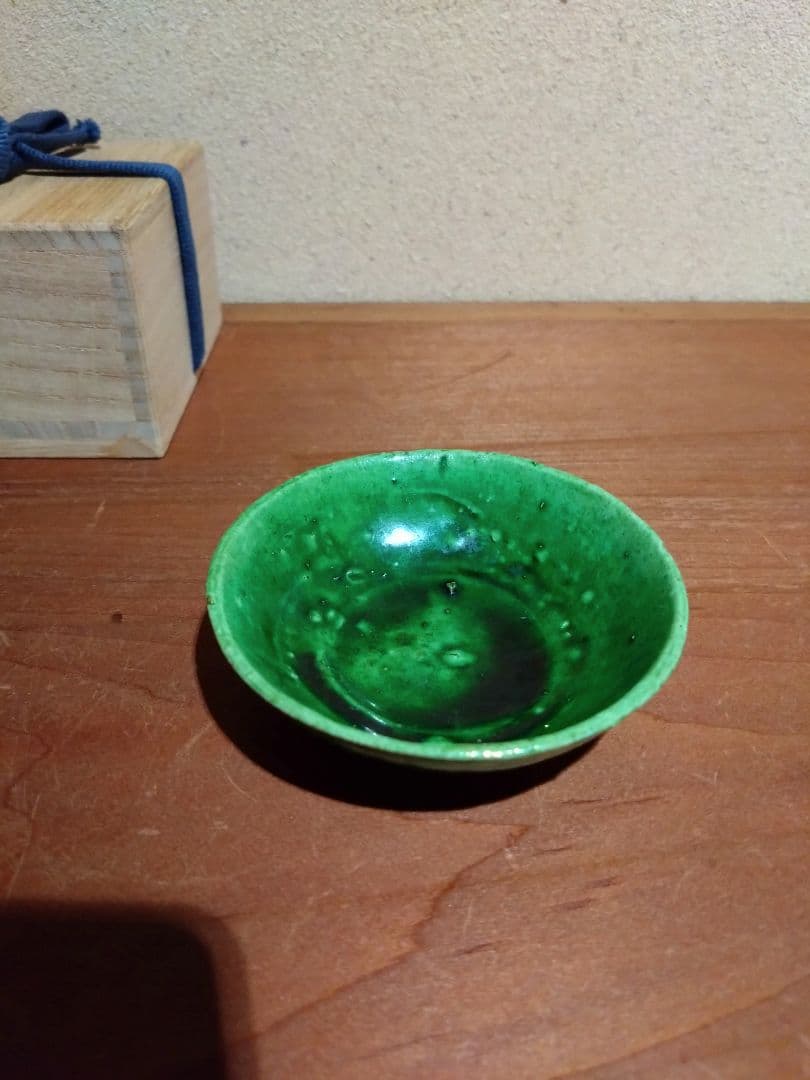 緑色の陶器製浅皿
