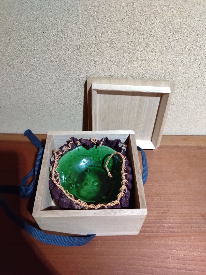 緑色の陶器製浅皿