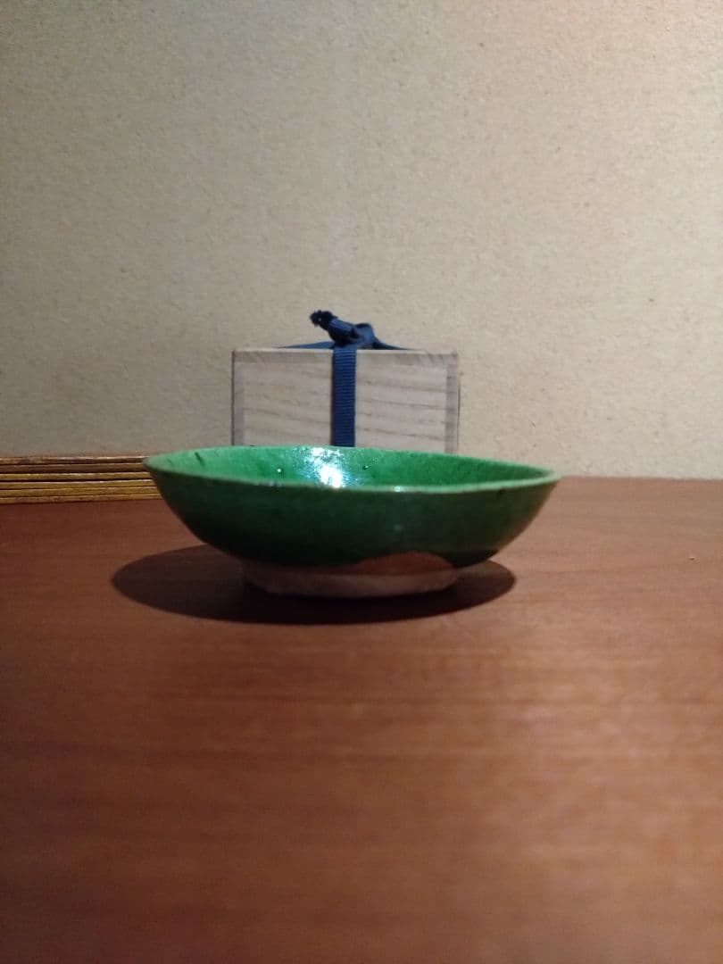 緑色の陶器製浅皿