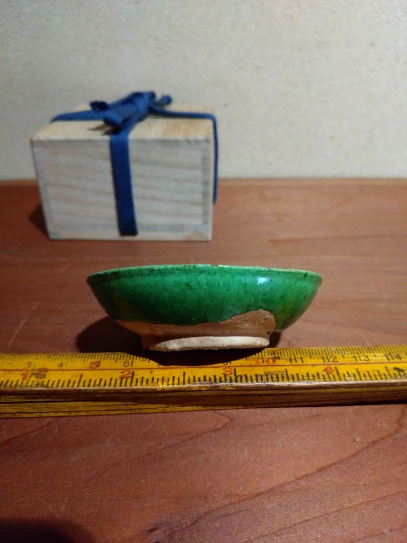 緑色の陶器製浅皿