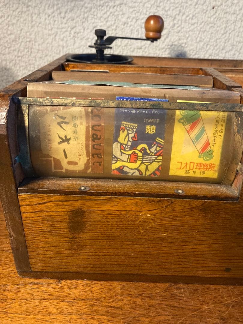 連休特価　喫茶店巡り　ＢＯX ゼンマイを回すとゆっくりボードが回転します。