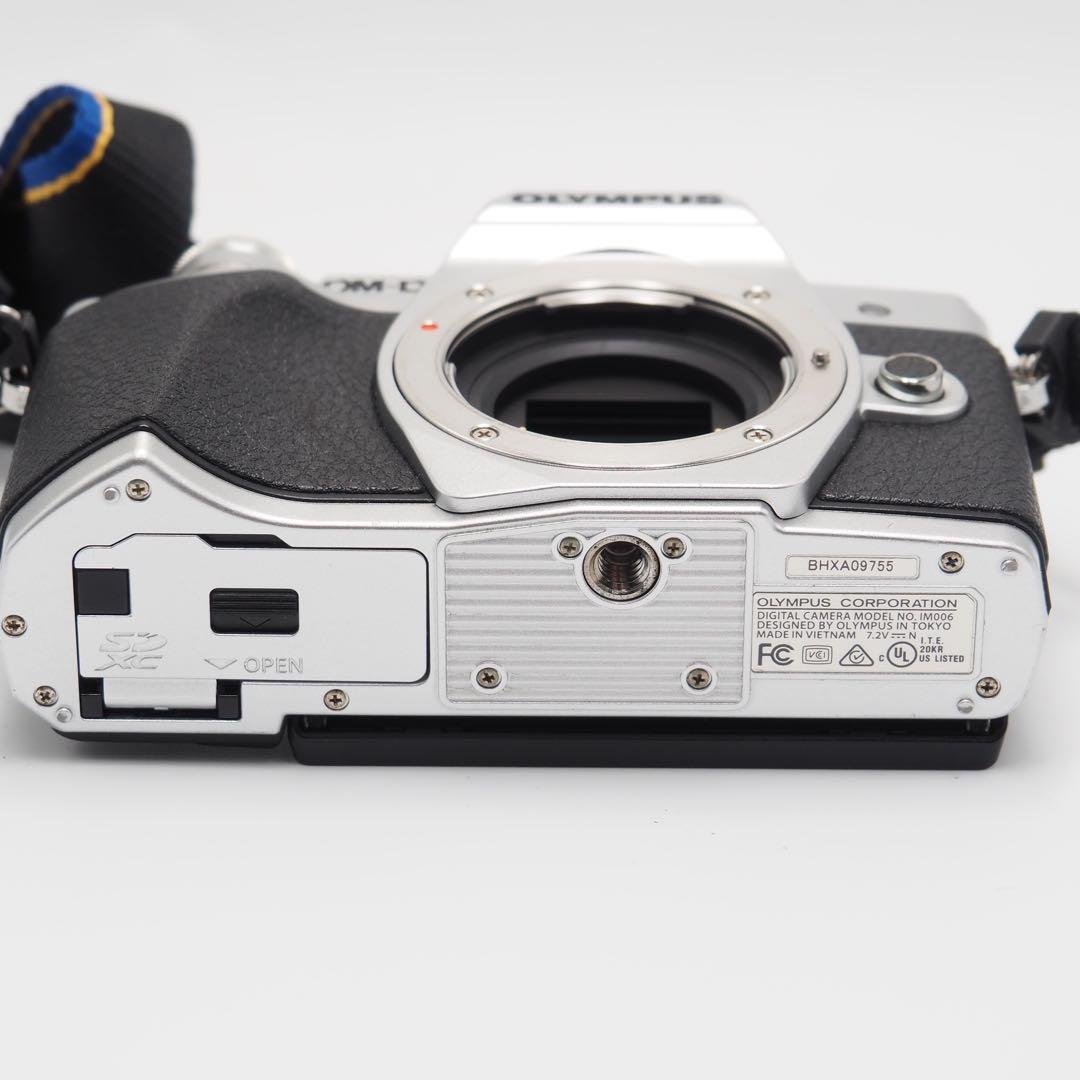 ミラーレス一眼カメラ OLYMPUS E-M10 Mark III シルバー