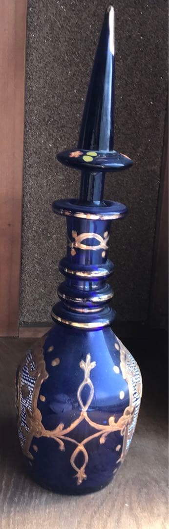 コバルトブルーの装飾ボトル