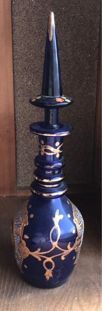 コバルトブルーの装飾ボトル