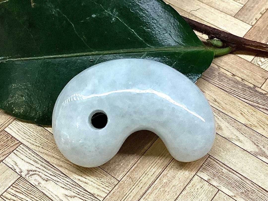 ✳買って損無し‼️氷肌アイスジェイド糸魚川翡翠　本物硬玉勾玉　守護石お守り鑑別書付