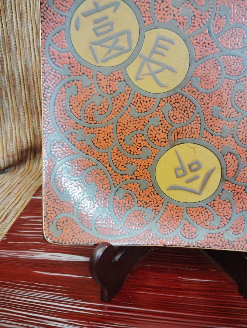 輪島塗　五島屋　赤黒模様の四角形盛器　共箱です。