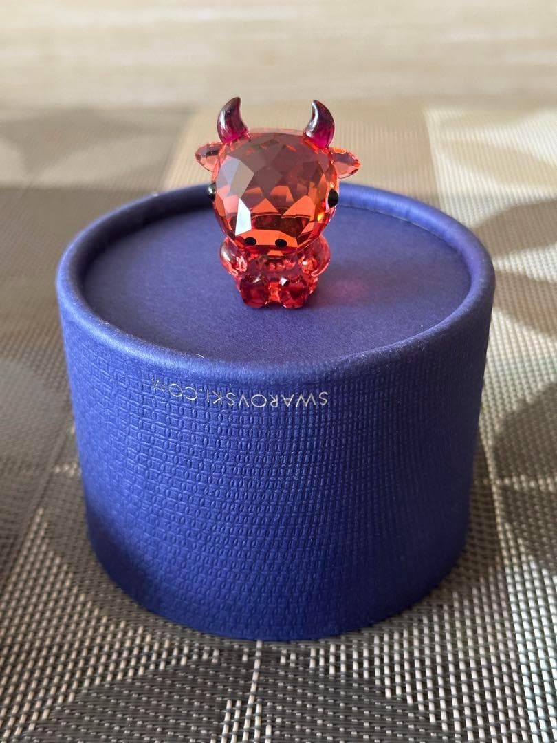 Swarovski 赤い牛のクリスタルフィギュア
