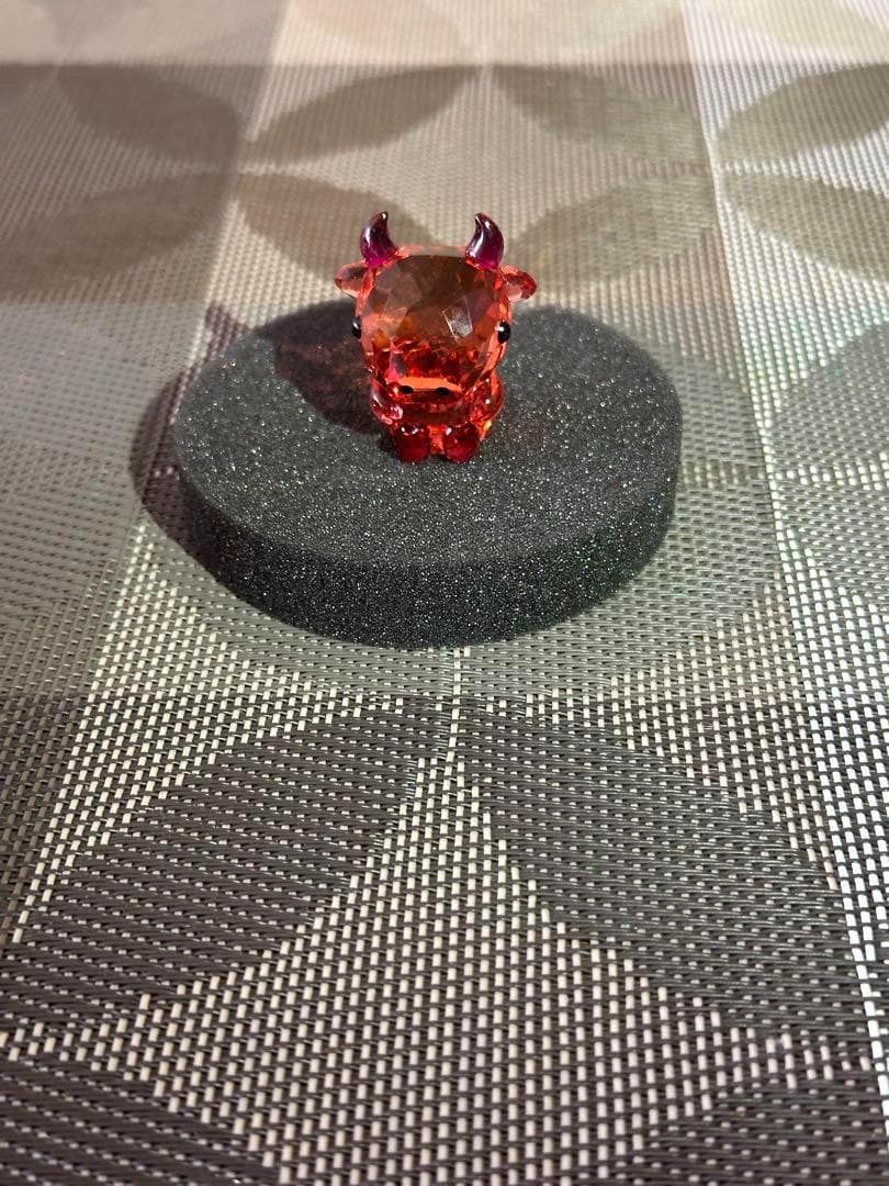 Swarovski 赤い牛のクリスタルフィギュア