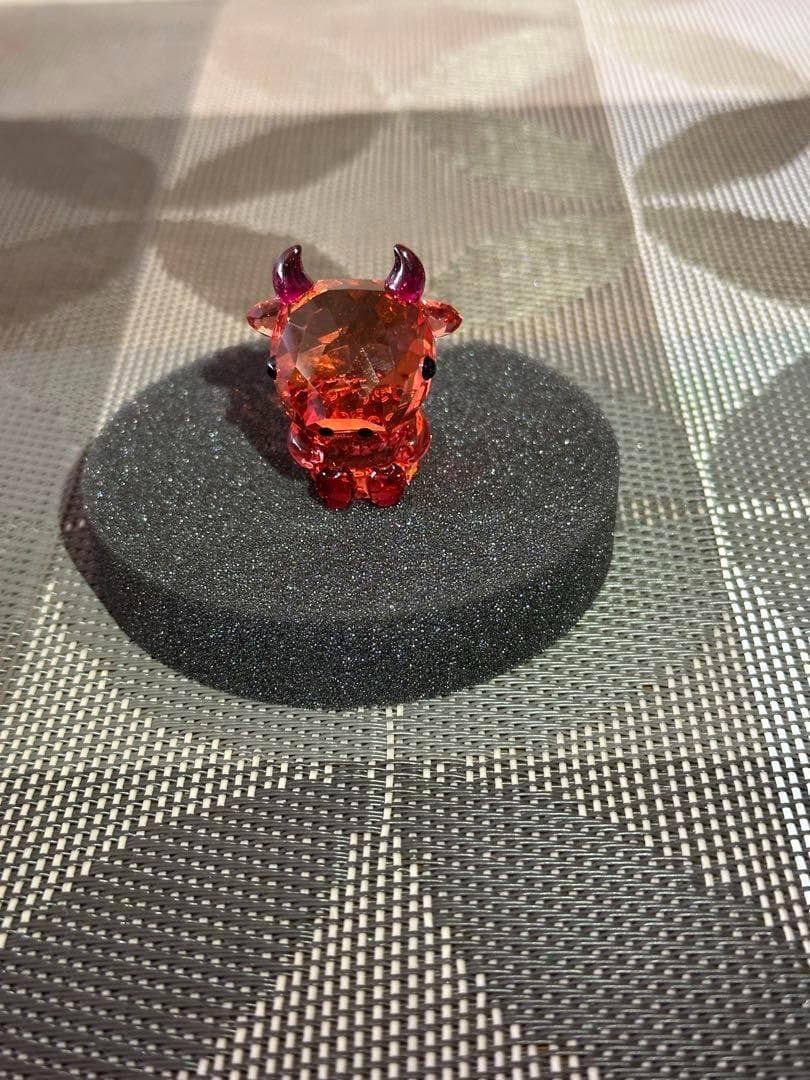 Swarovski 赤い牛のクリスタルフィギュア