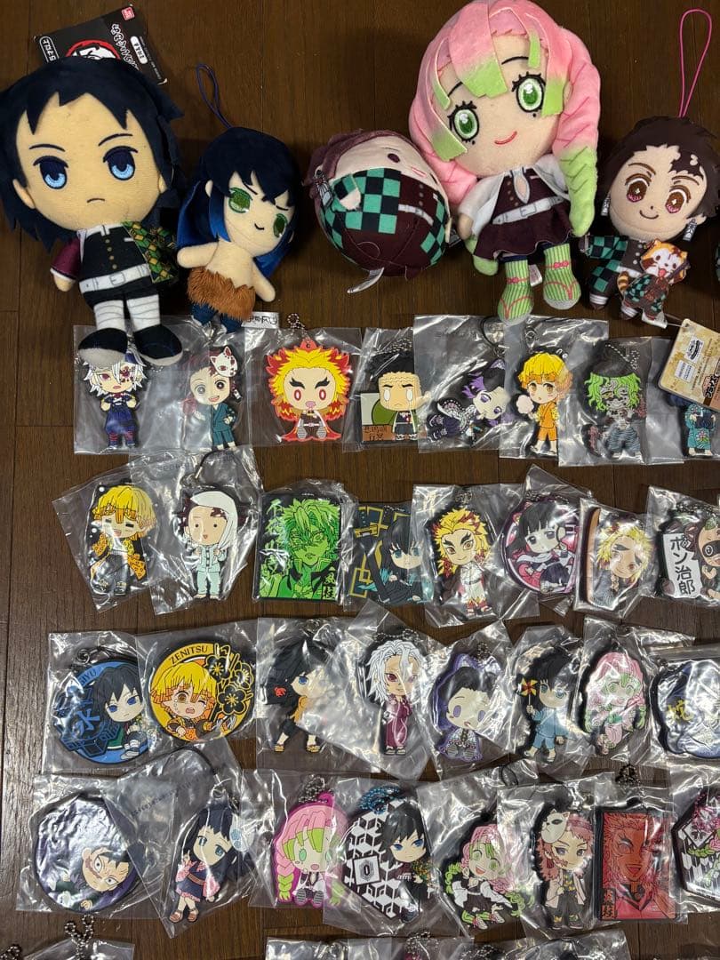 鬼滅の刃　まとめ売り　ぬいぐるみ　フィギュア　ラバーマスコット　缶バッジ　等