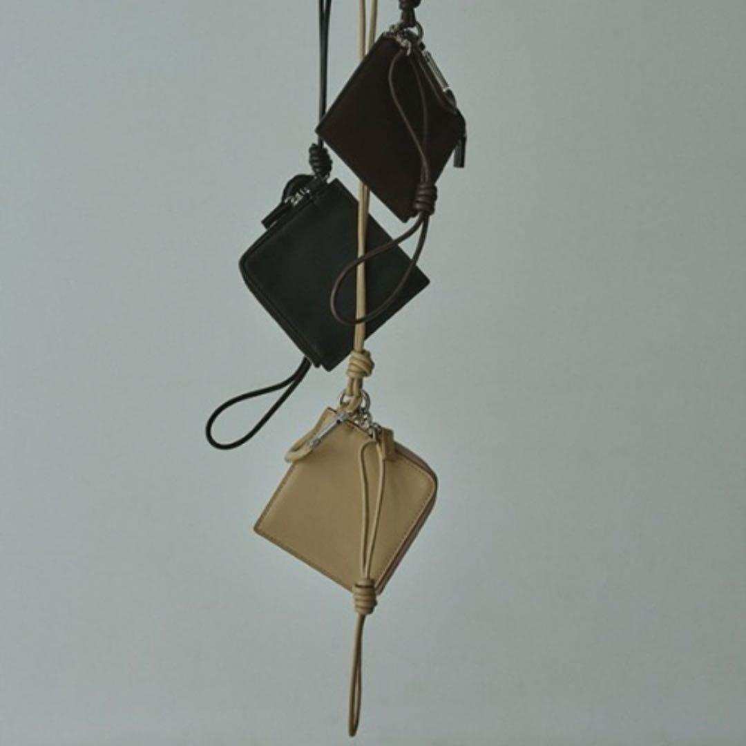 ETRE TOKYO レザーコードカラビナスクエアパース