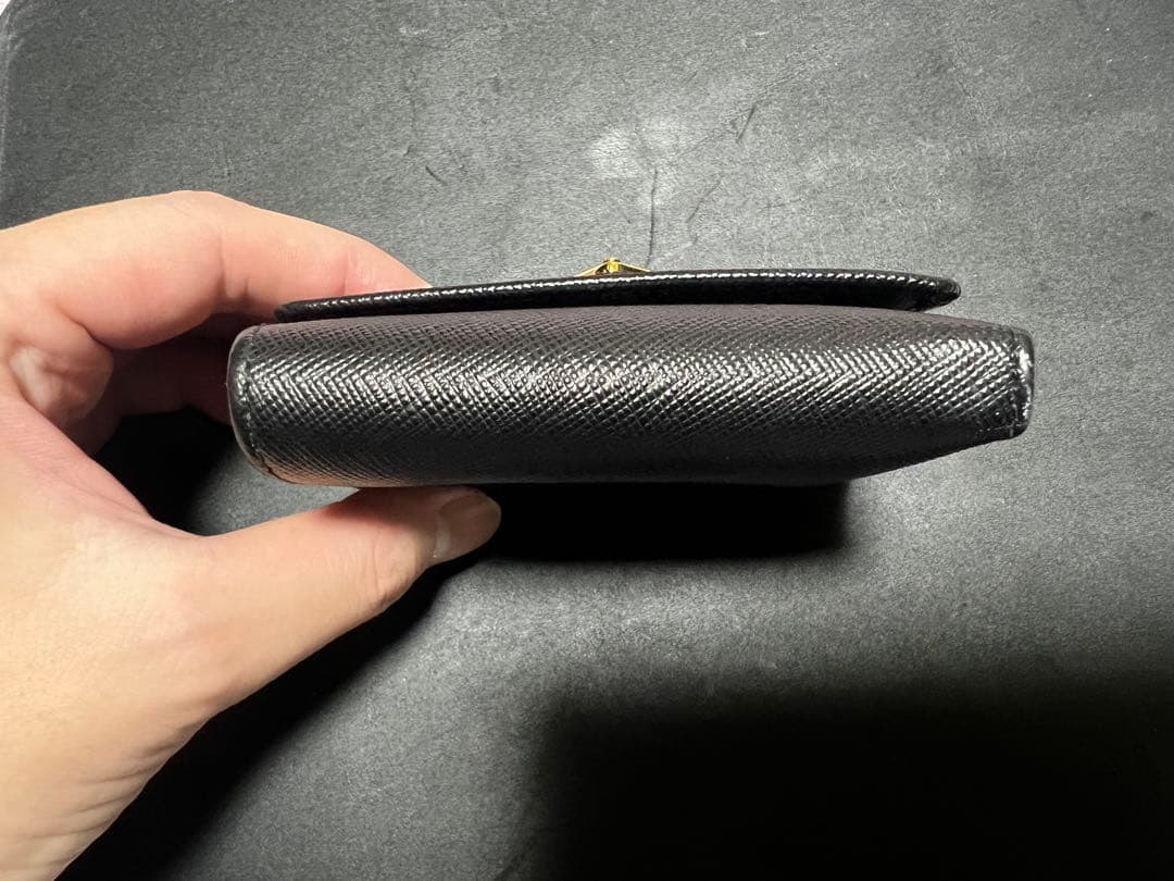 【美品】PRADA サフィアーノトライアングル　ブラック 三つ折り財布